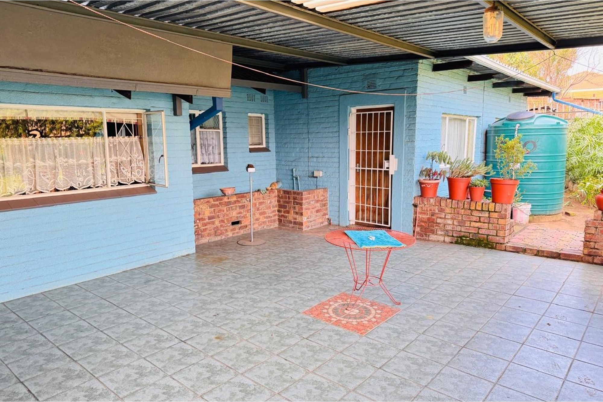 992 m² Zoned for business/commercial 3-Bedroom Home, 2-bathroom, Garage and Carport