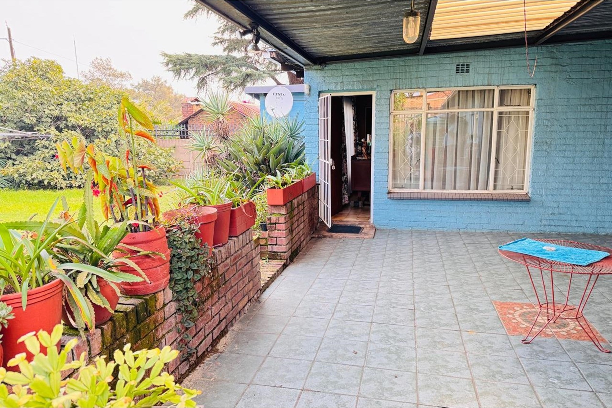 992 m² Zoned for business/commercial 3-Bedroom Home, 2-bathroom, Garage and Carport