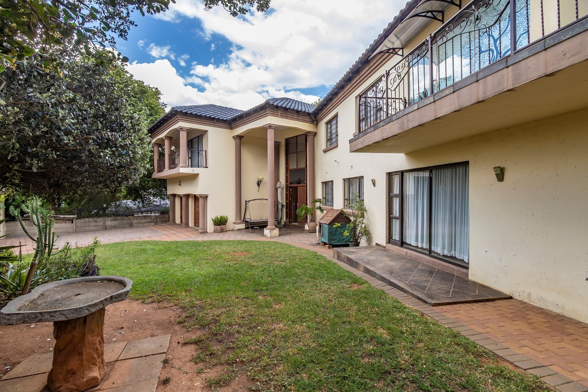 Magnificent Mansion!- Huge double storey dream home!