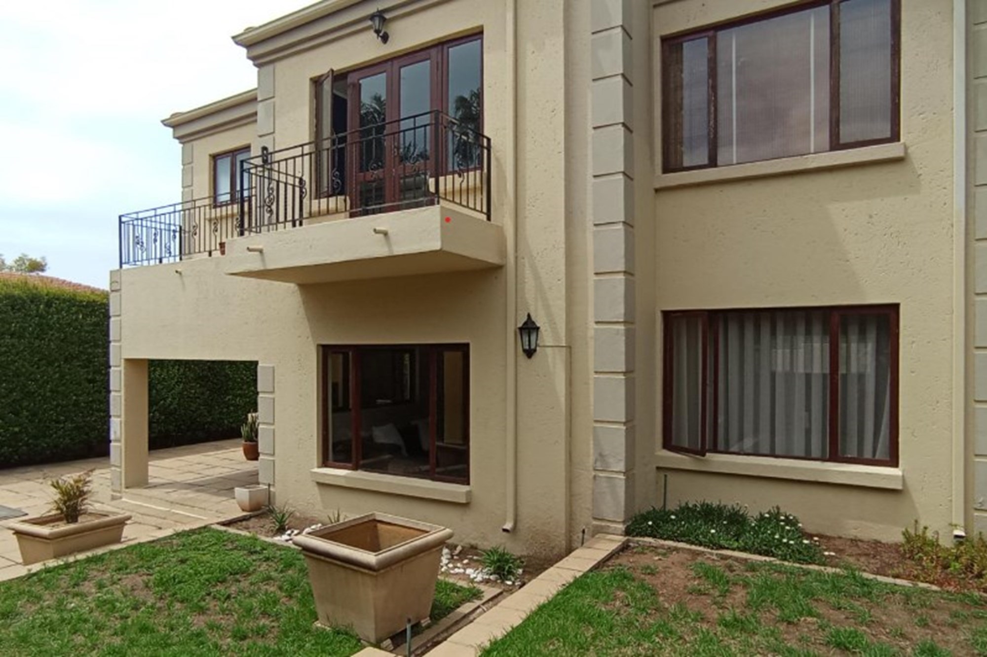 Beautiful 3Bed family home w/ Staff Accommodation, Prime location in Broadacres/Dainfern