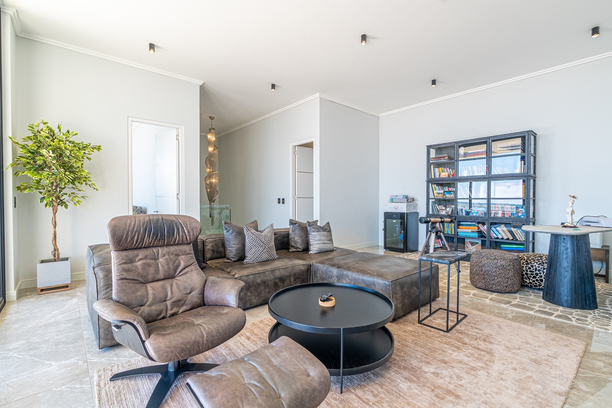 Apartment for sale in Waterfall, Midrand, 303 m²