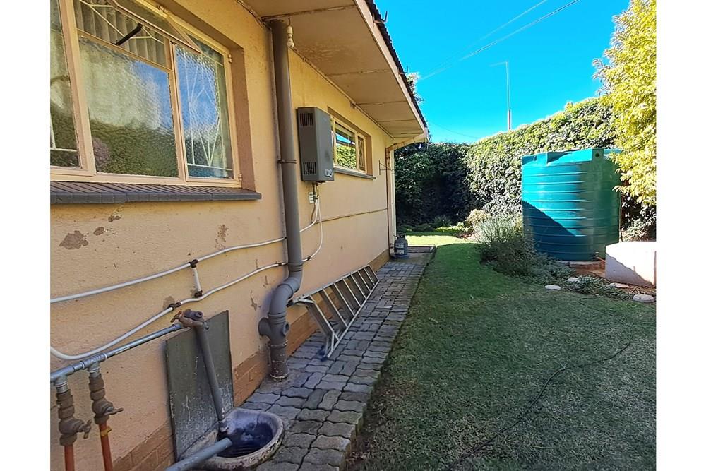 This fantastic spacious family house is situated in a quiet neighbourhood.