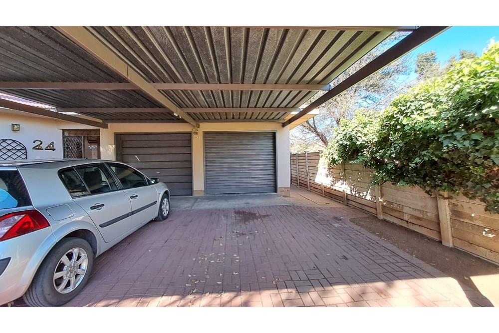 This fantastic spacious family house is situated in a quiet neighbourhood.