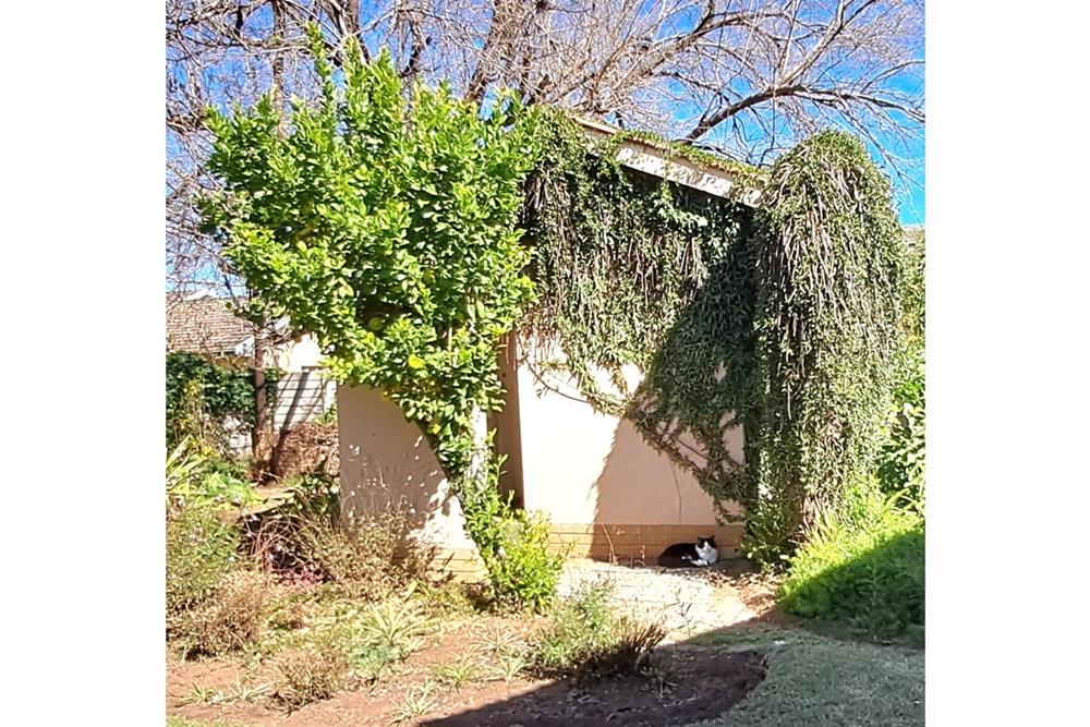 This fantastic spacious family house is situated in a quiet neighbourhood.