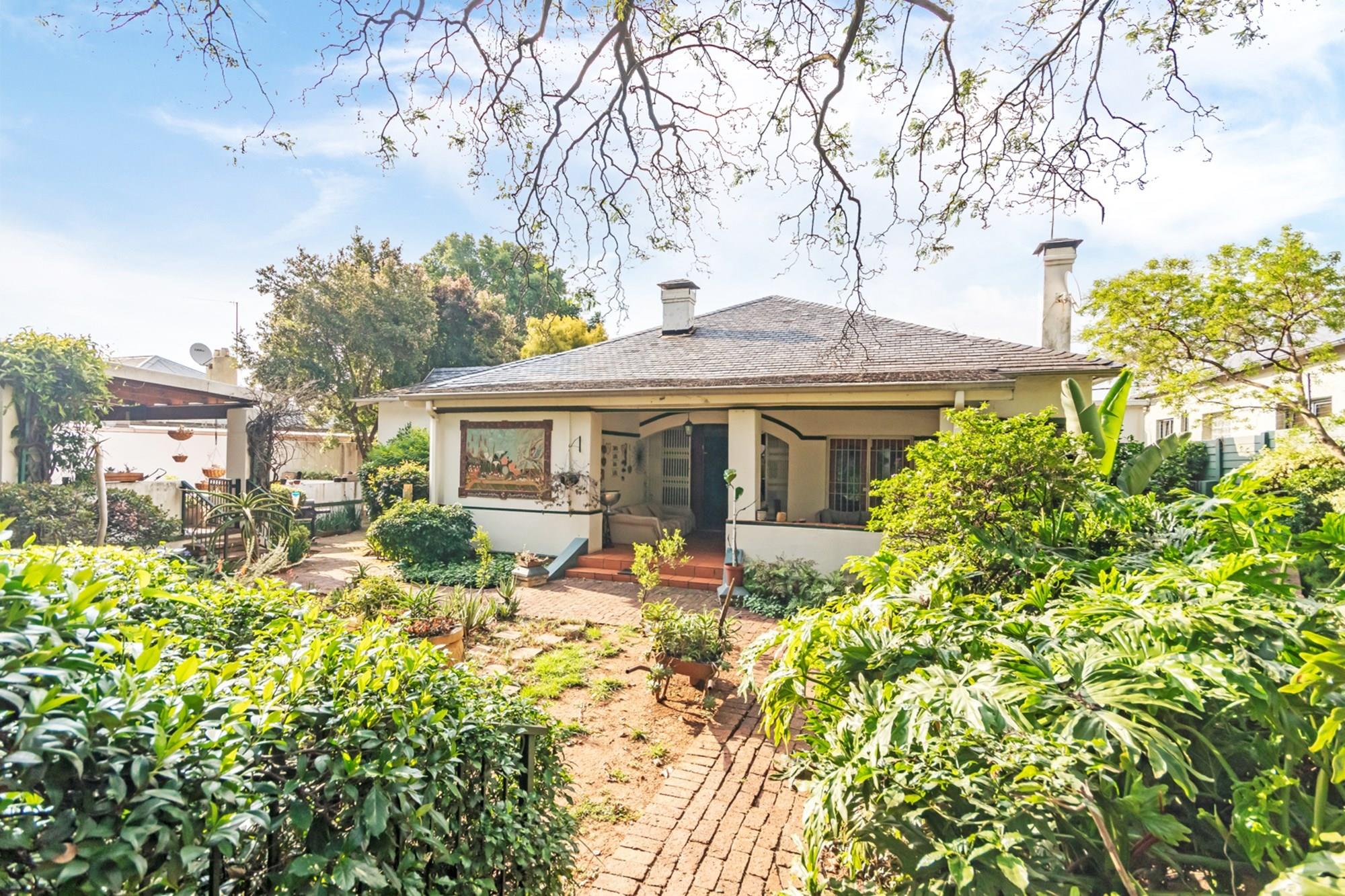 SPACIOUS FOUR BEDROOM HOME WITH POOL AND COTTAGE