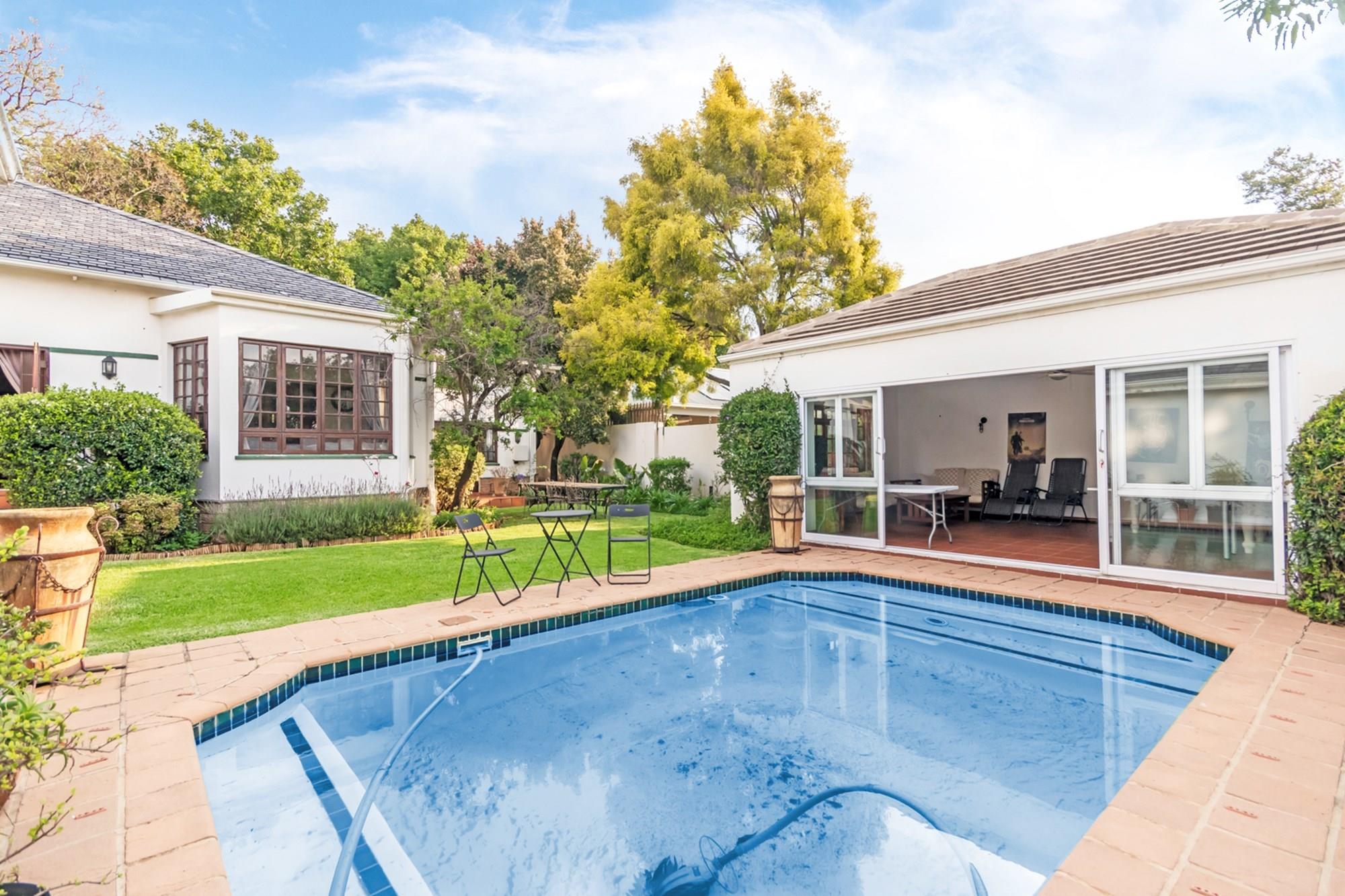 SPACIOUS FOUR BEDROOM HOME WITH POOL AND COTTAGE