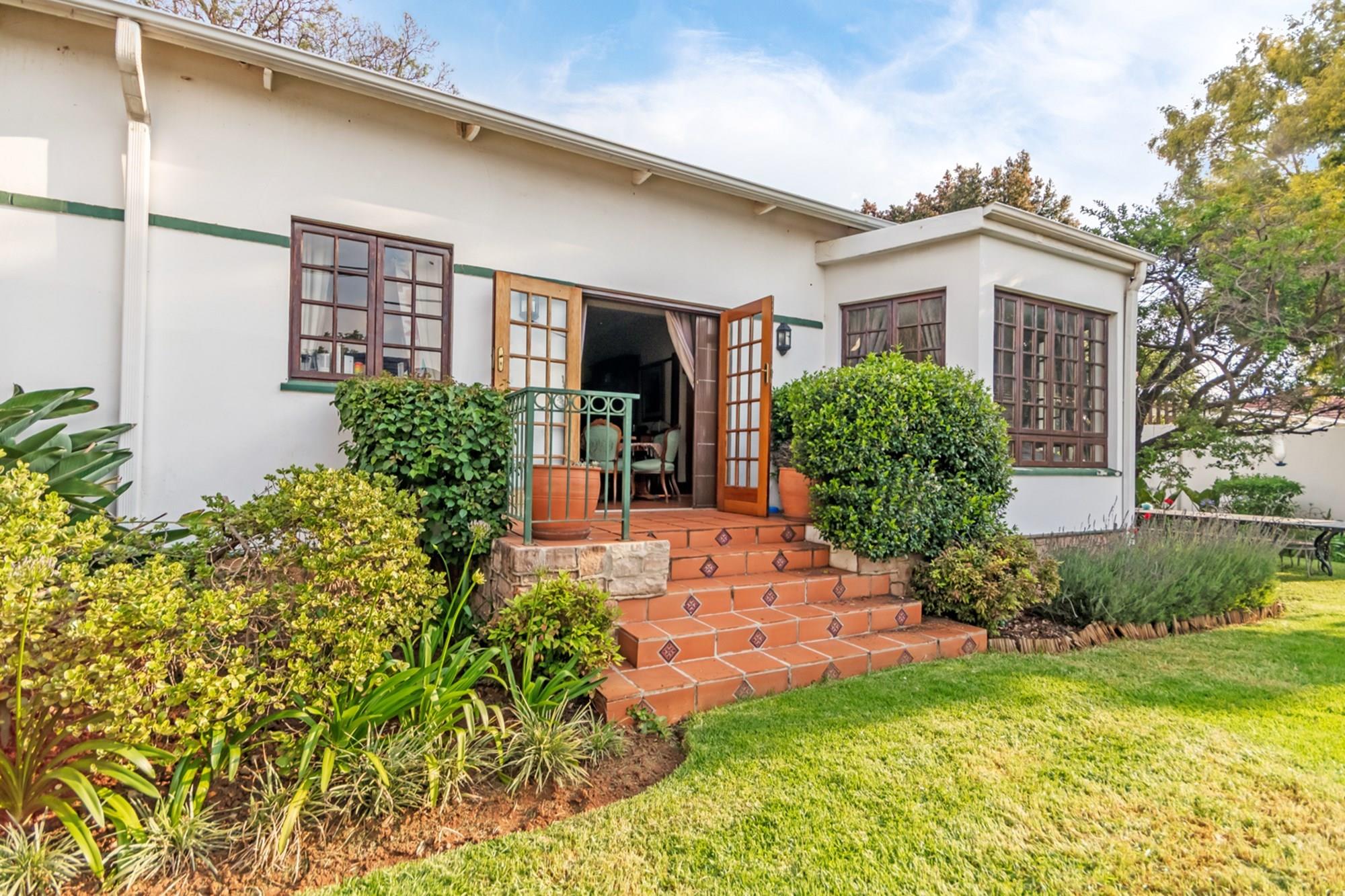 SPACIOUS FOUR BEDROOM HOME WITH POOL AND COTTAGE