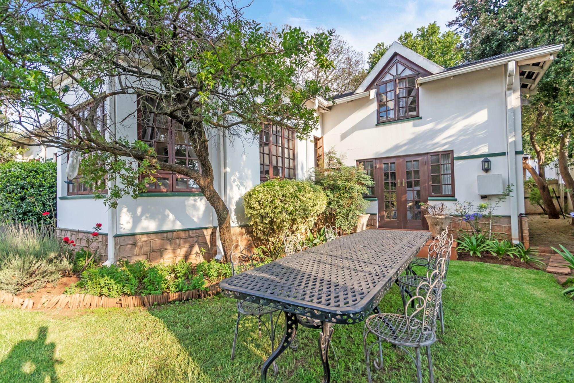 SPACIOUS FOUR BEDROOM HOME WITH POOL AND COTTAGE