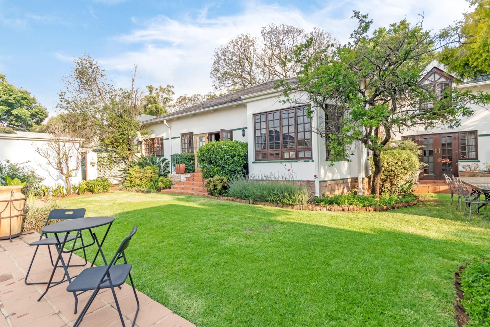 SPACIOUS FOUR BEDROOM HOME WITH POOL AND COTTAGE