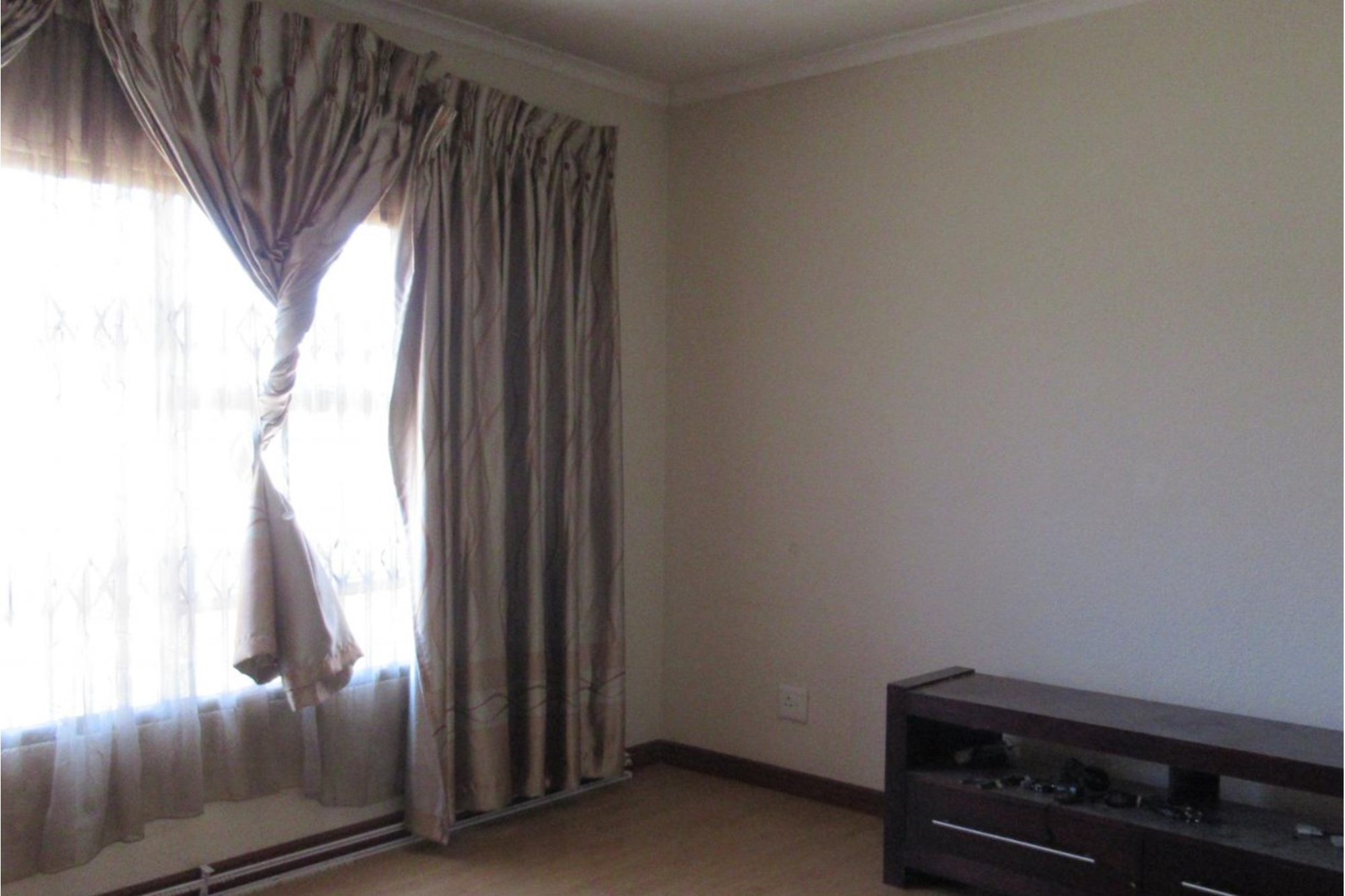 "Charming Cosmo City Oasis: 3-Bed Home Awaits You"