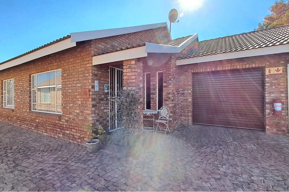Spacious townhouse in quiet residential area