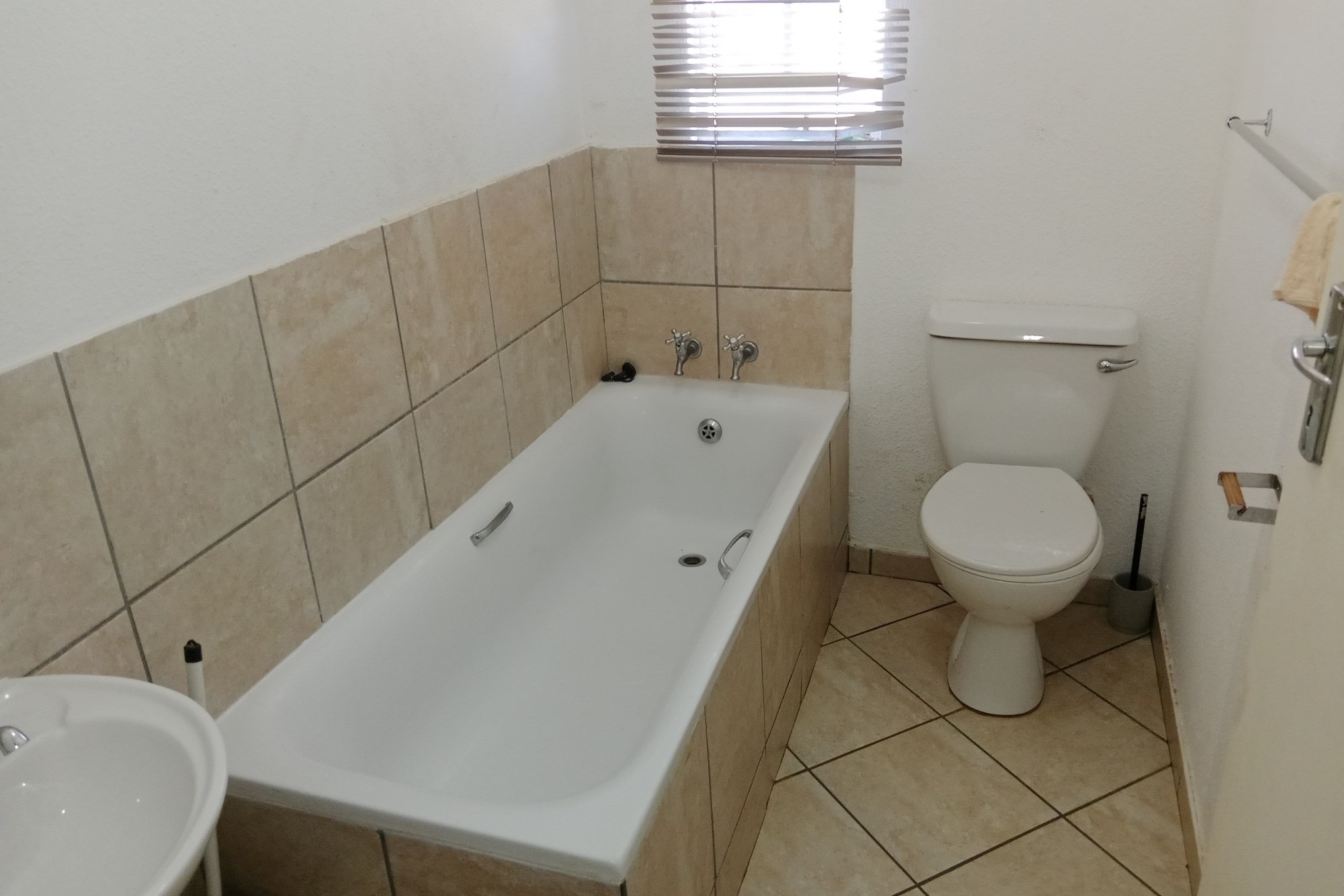 Nice and affordable house for rental in Nellmapius, available from June