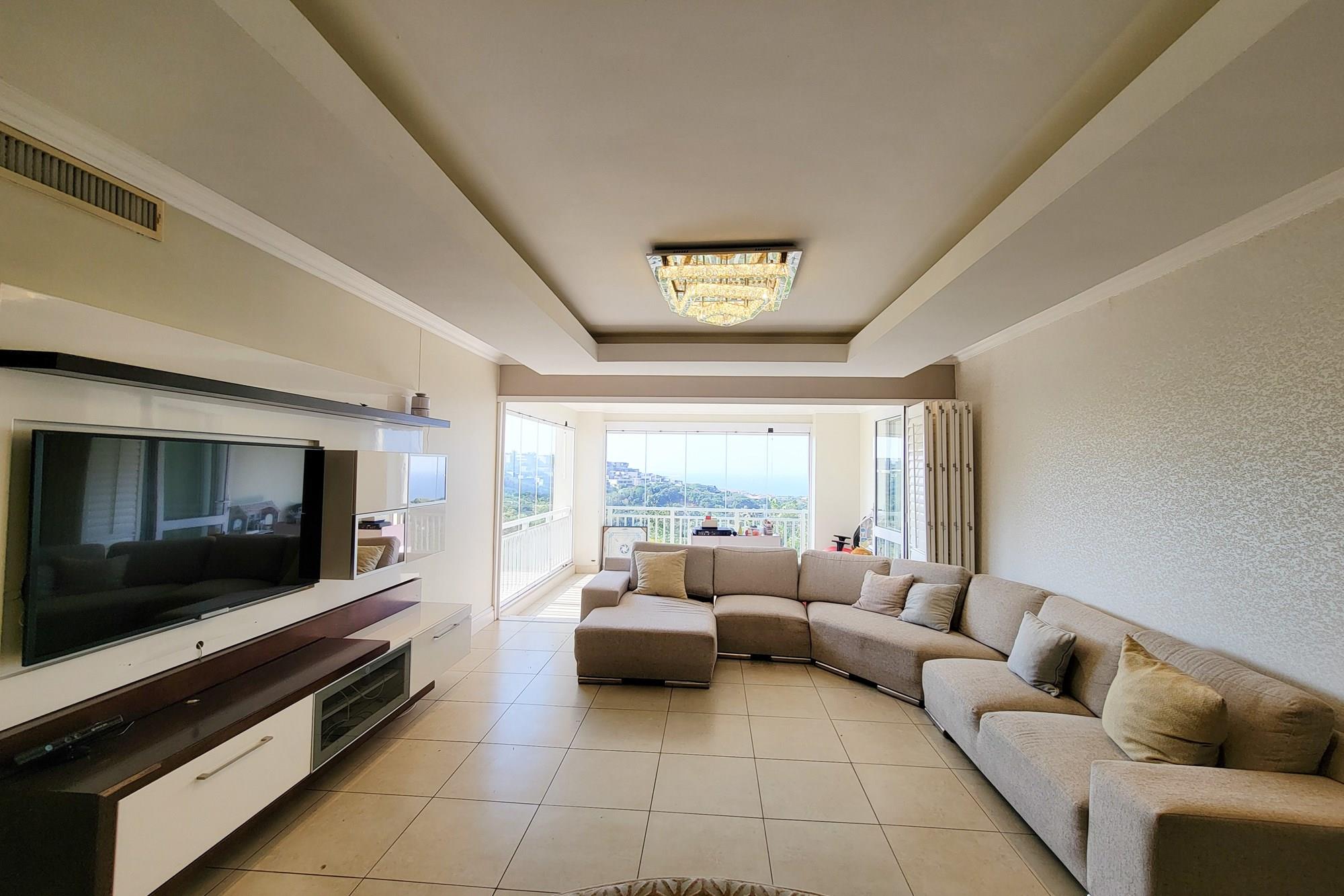 4 Bed 4 Bath Luxury Unit in an Estate with drive up access