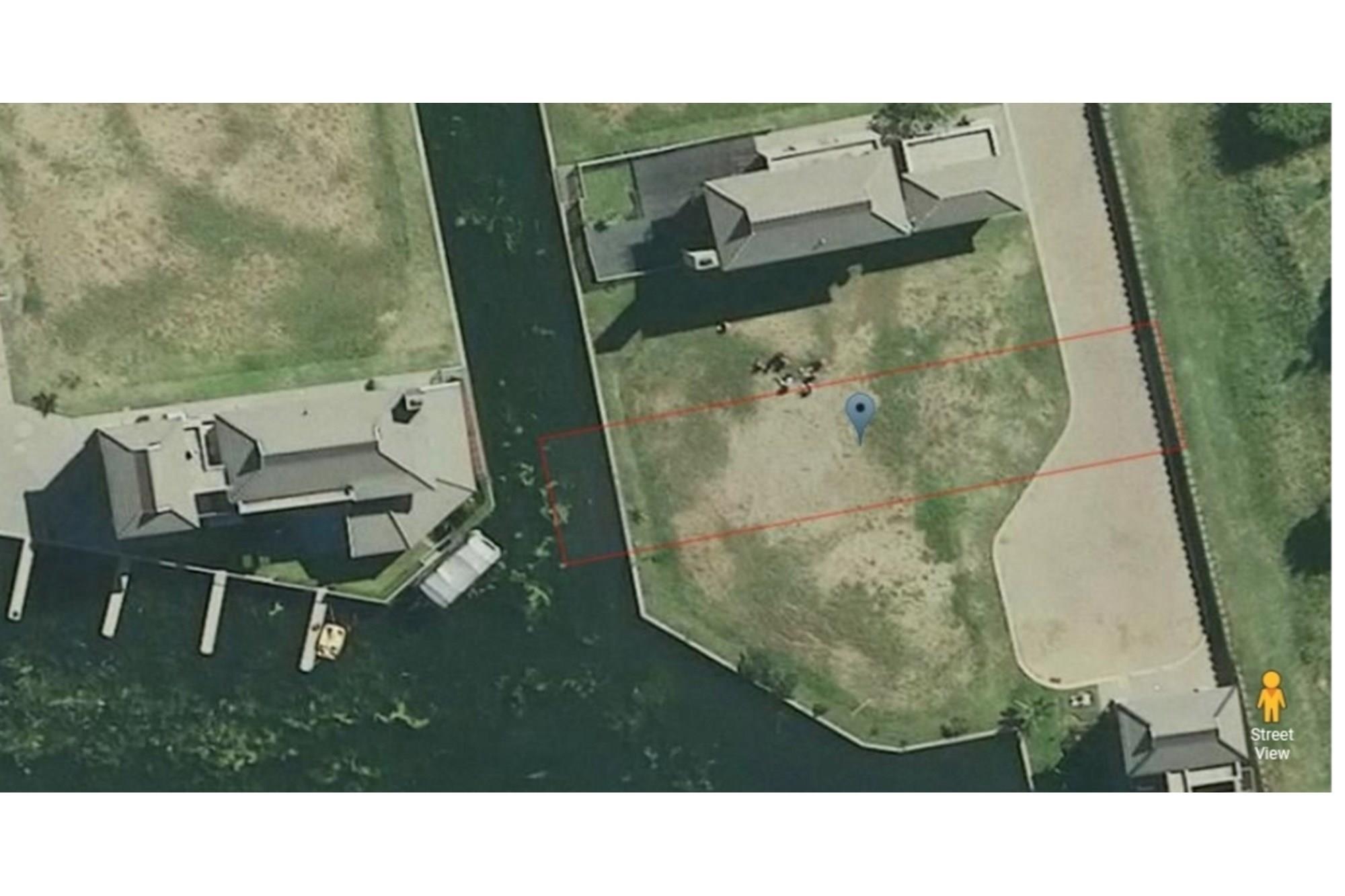 Blend of convenience and nature for those seeking a waterfront lifestyle!