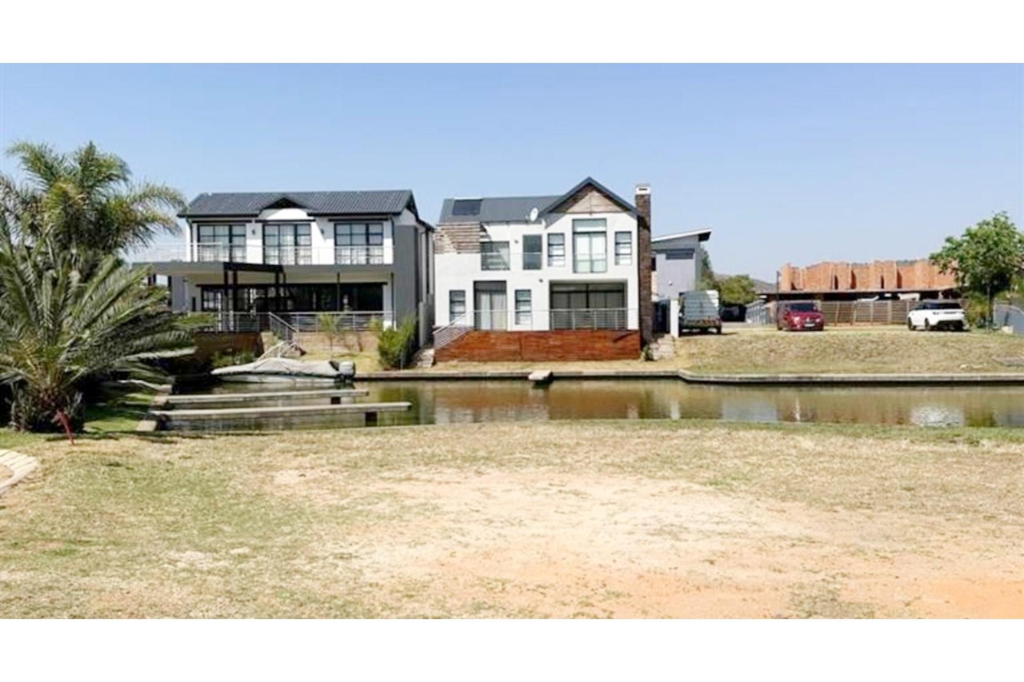 Blend of convenience and nature for those seeking a waterfront lifestyle!