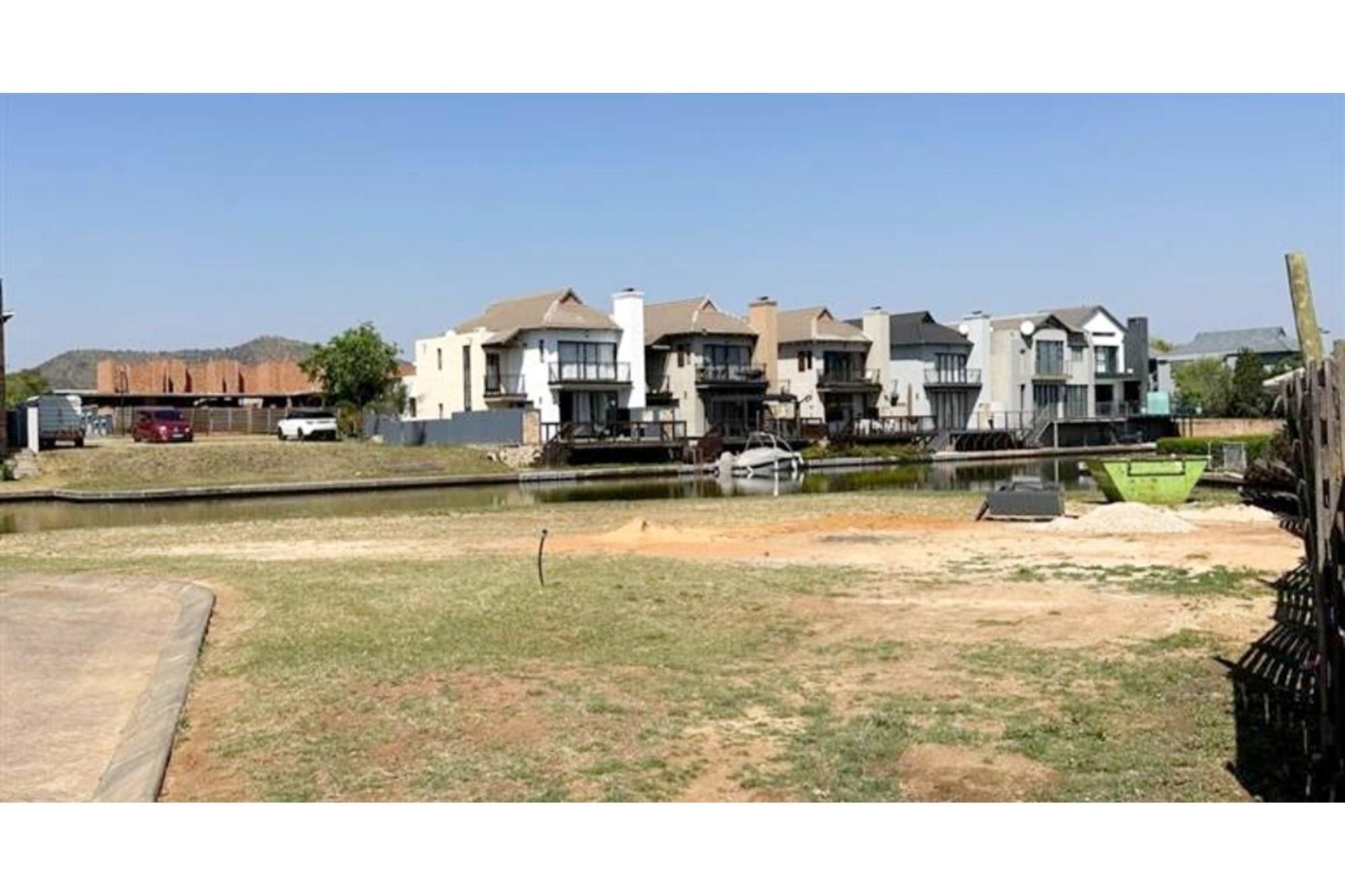 Blend of convenience and nature for those seeking a waterfront lifestyle!