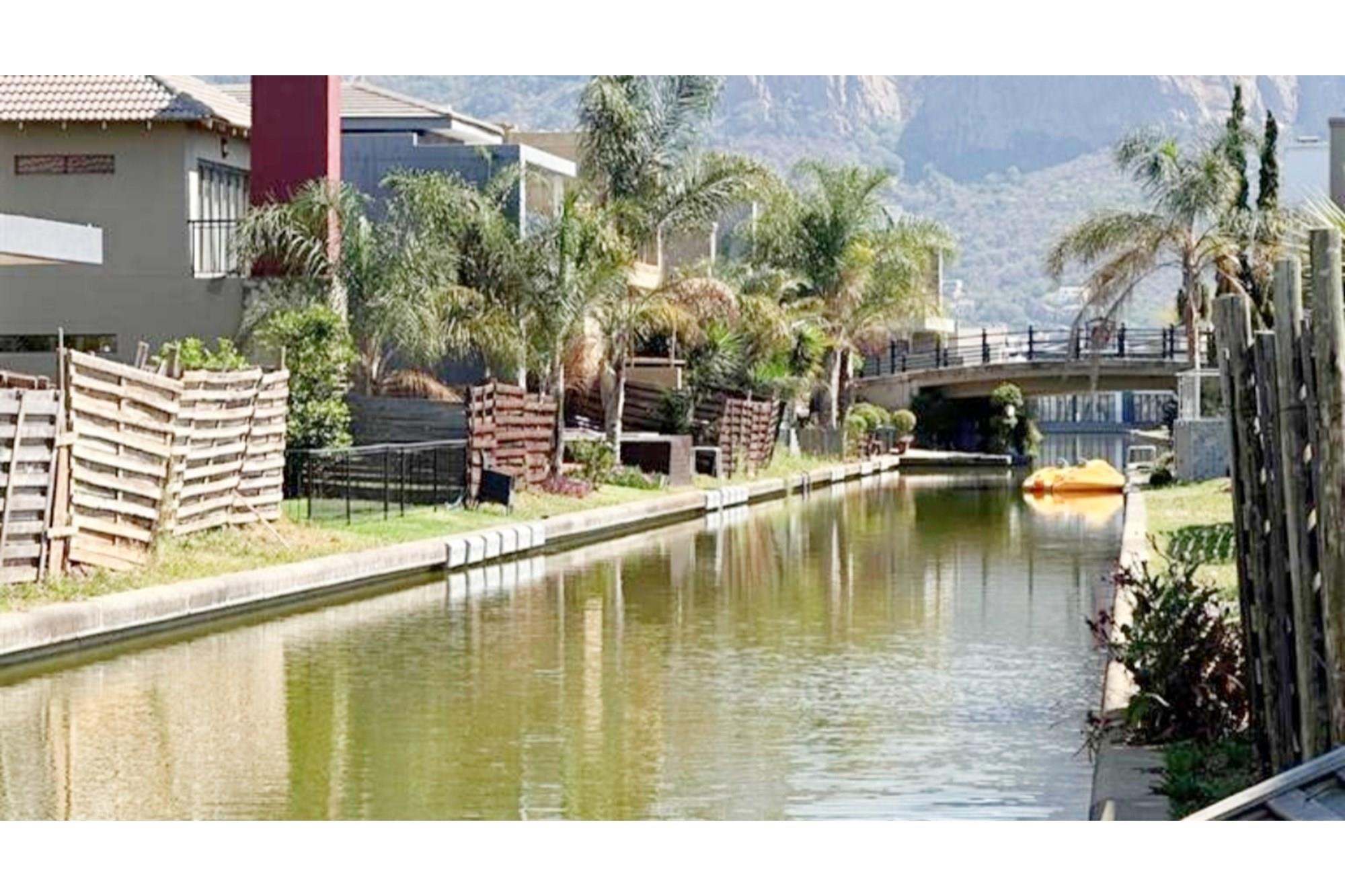 Blend of convenience and nature for those seeking a waterfront lifestyle!