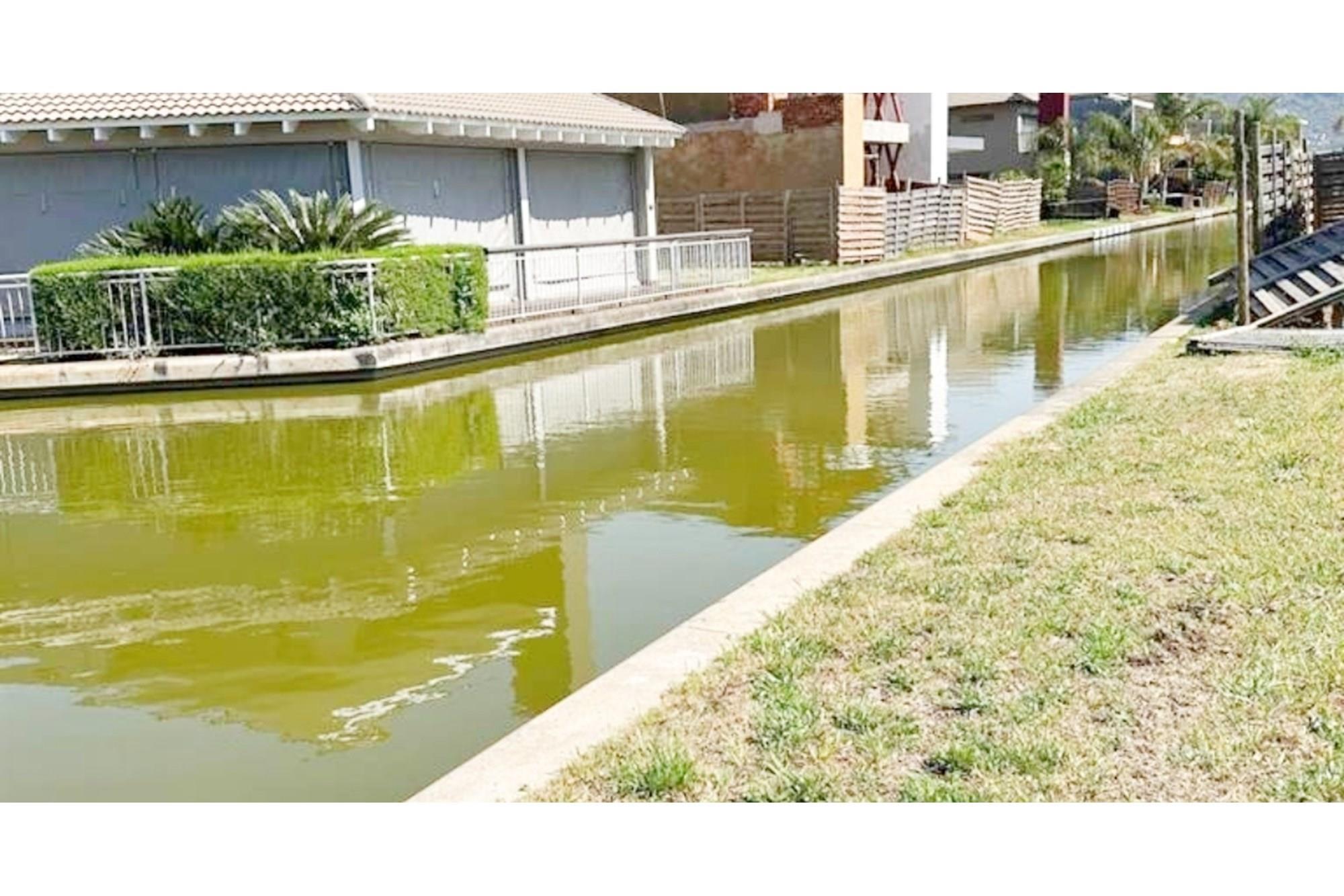 Blend of convenience and nature for those seeking a waterfront lifestyle!