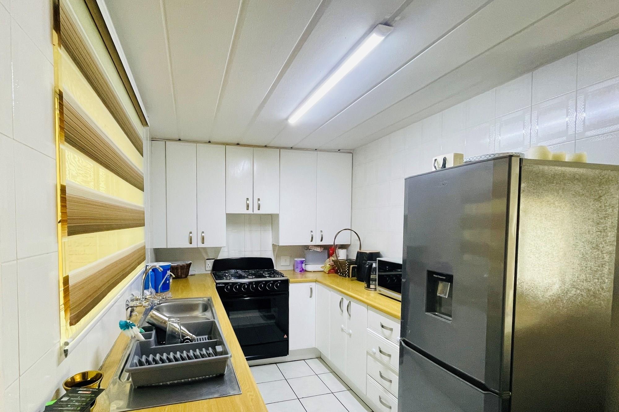 Price reduction: Prime Townhouse: Modern Living in Ideal Locale"