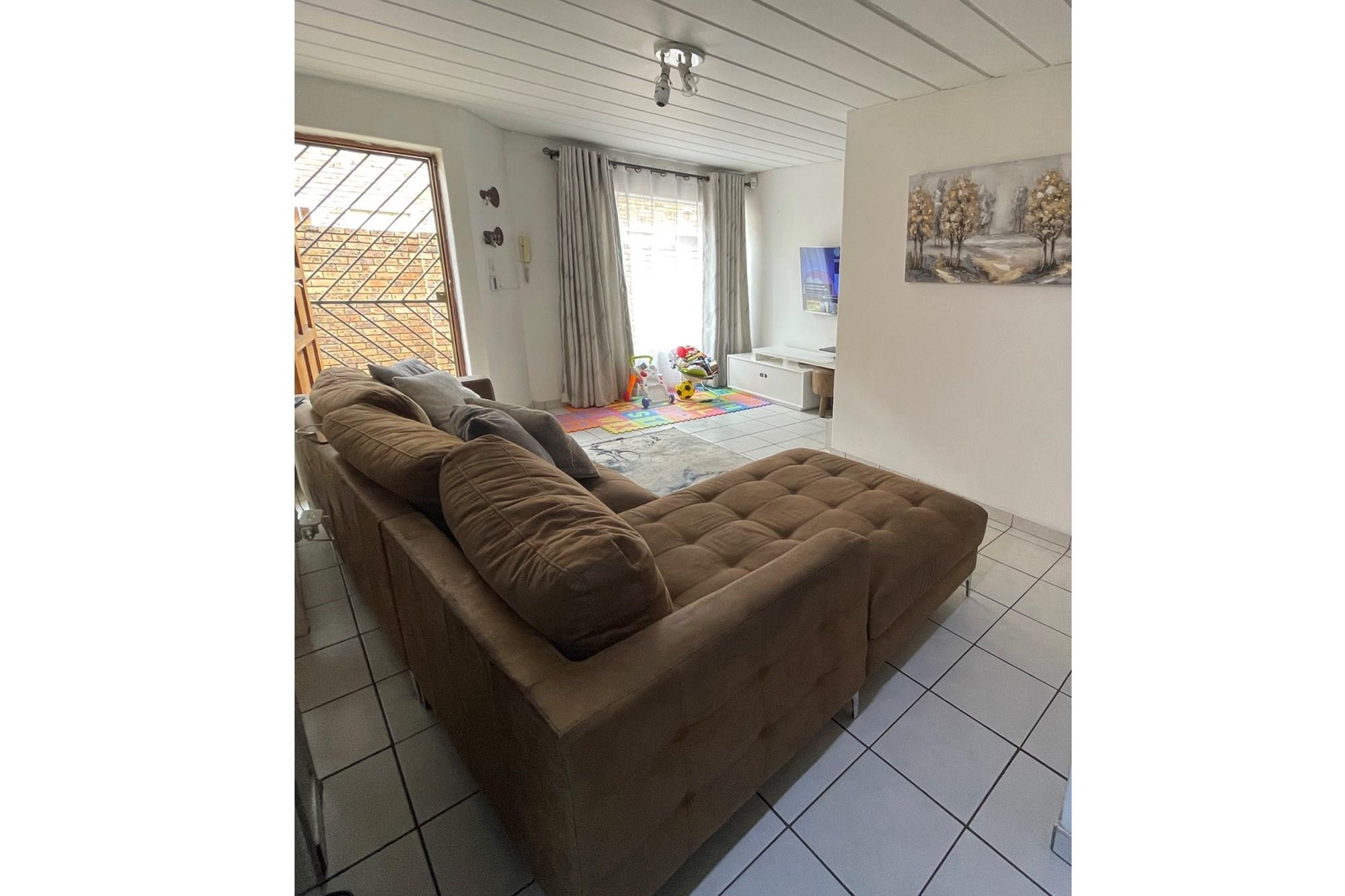 Price reduction: Prime Townhouse: Modern Living in Ideal Locale"