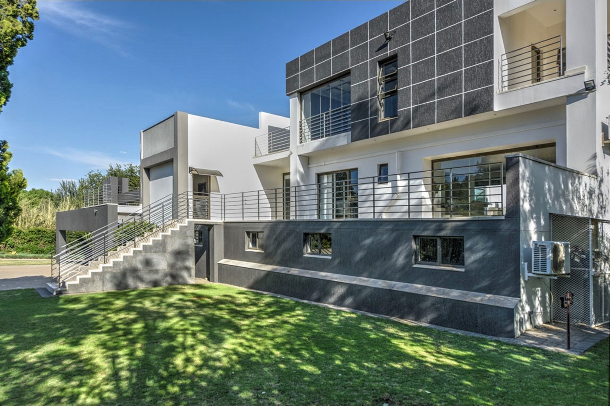 Exquisite Nico van der Meulen Masterpiece on the Vaal River