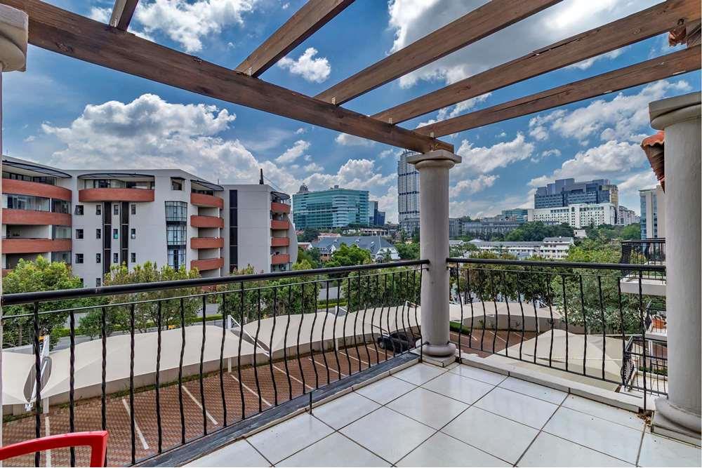 Gorgeous 2 bedroom, 2 en-suite bathroom 2nd floor apartment with sunset city views AND INVERTER!