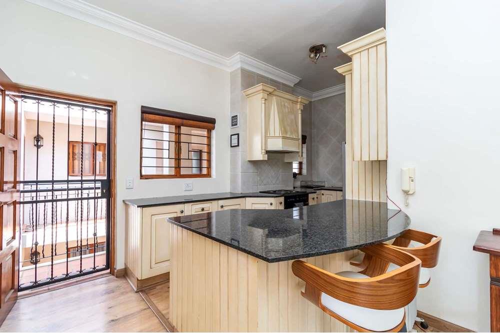 Gorgeous 2 bedroom, 2 en-suite bathroom 2nd floor apartment with sunset city views AND INVERTER!