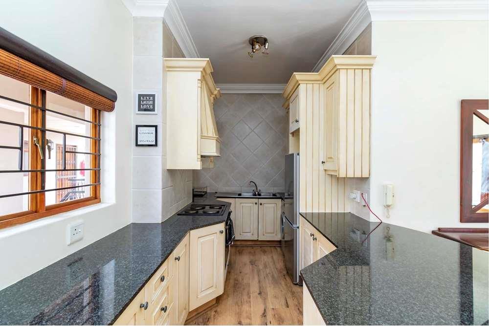 Gorgeous 2 bedroom, 2 en-suite bathroom 2nd floor apartment with sunset city views AND INVERTER!
