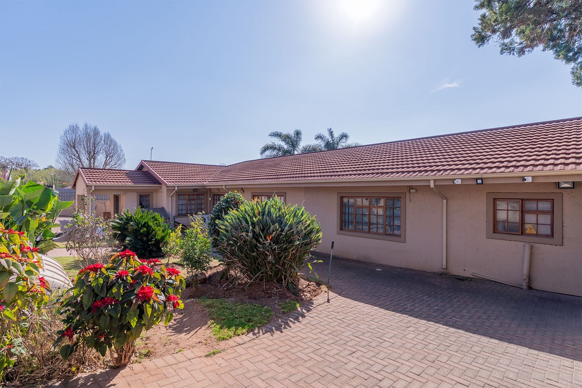 Stylish 4-Bedroom Family Haven with Luxury Entertainment and Modern Comforts