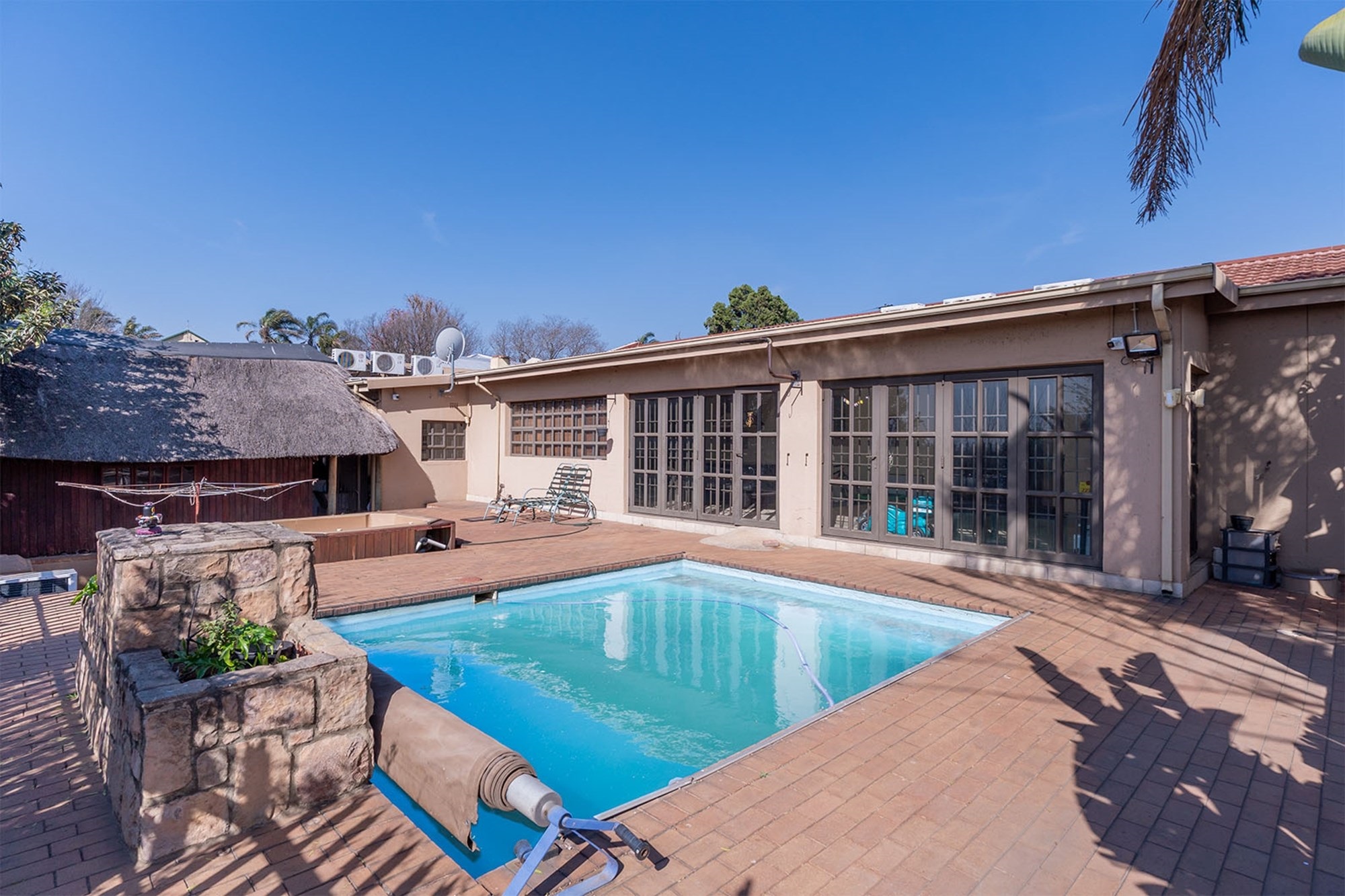 Stylish 4-Bedroom Family Haven with Luxury Entertainment and Modern Comforts