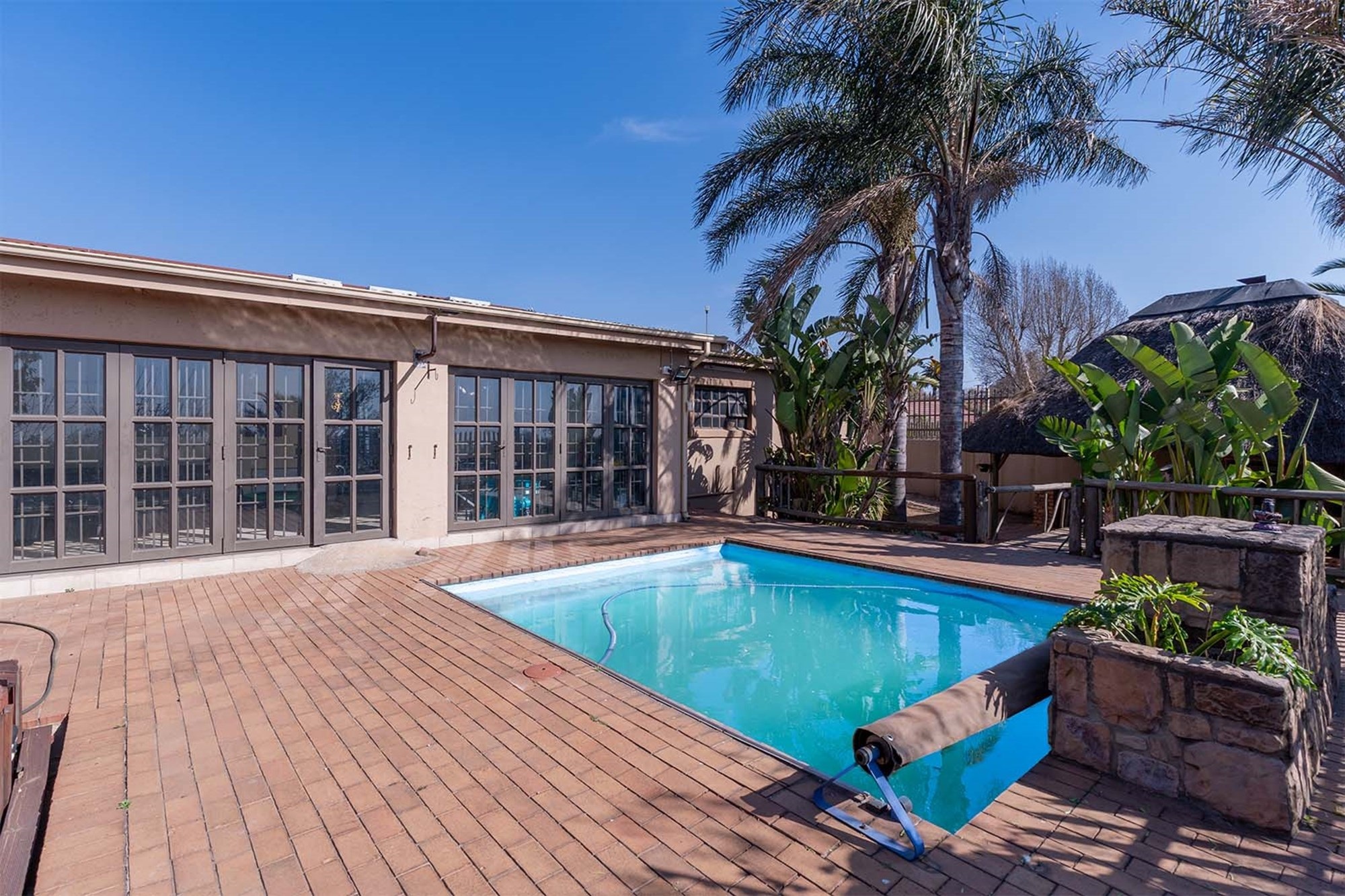 Stylish 4-Bedroom Family Haven with Luxury Entertainment and Modern Comforts