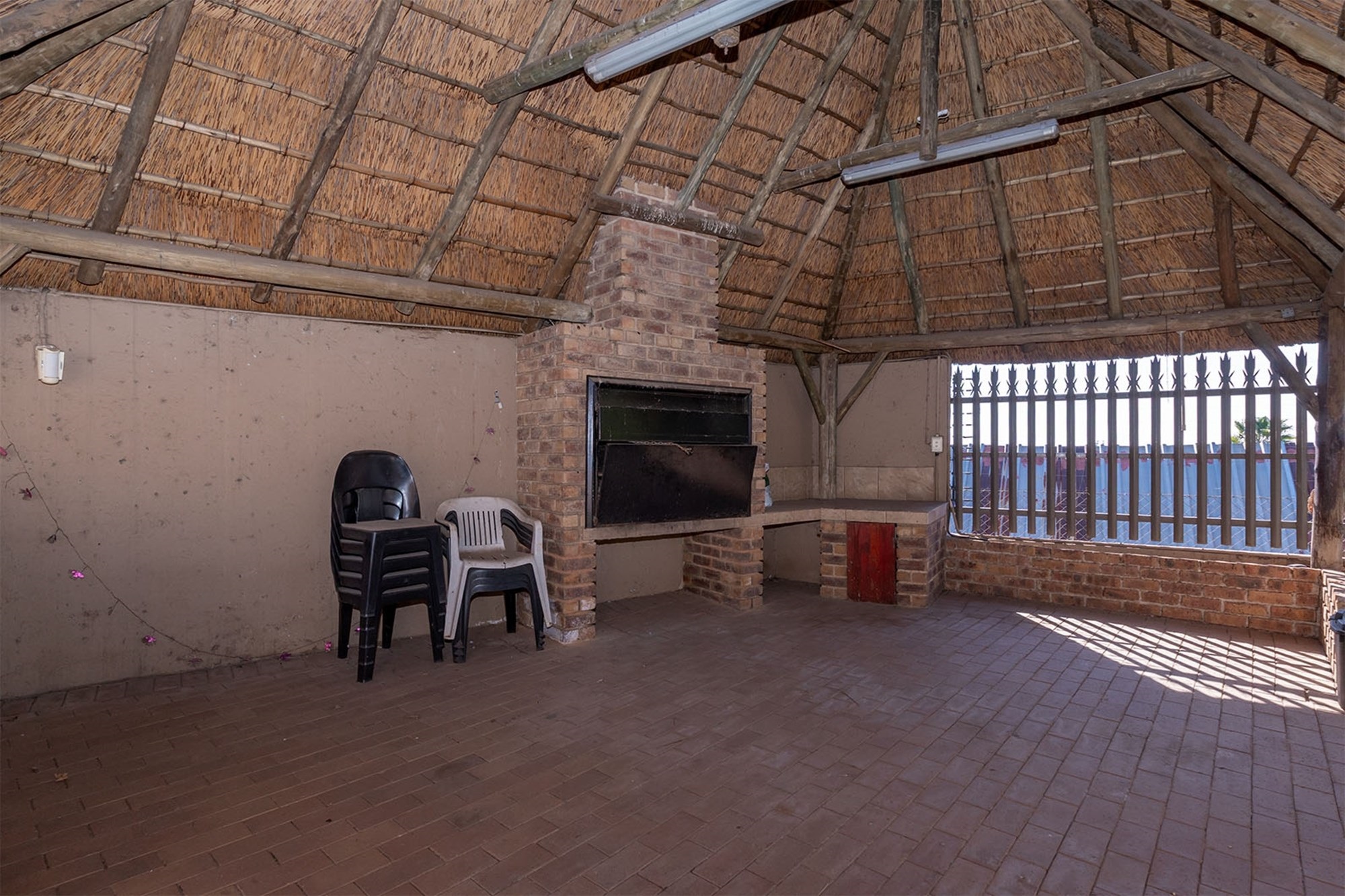 Stylish 4-Bedroom Family Haven with Luxury Entertainment and Modern Comforts
