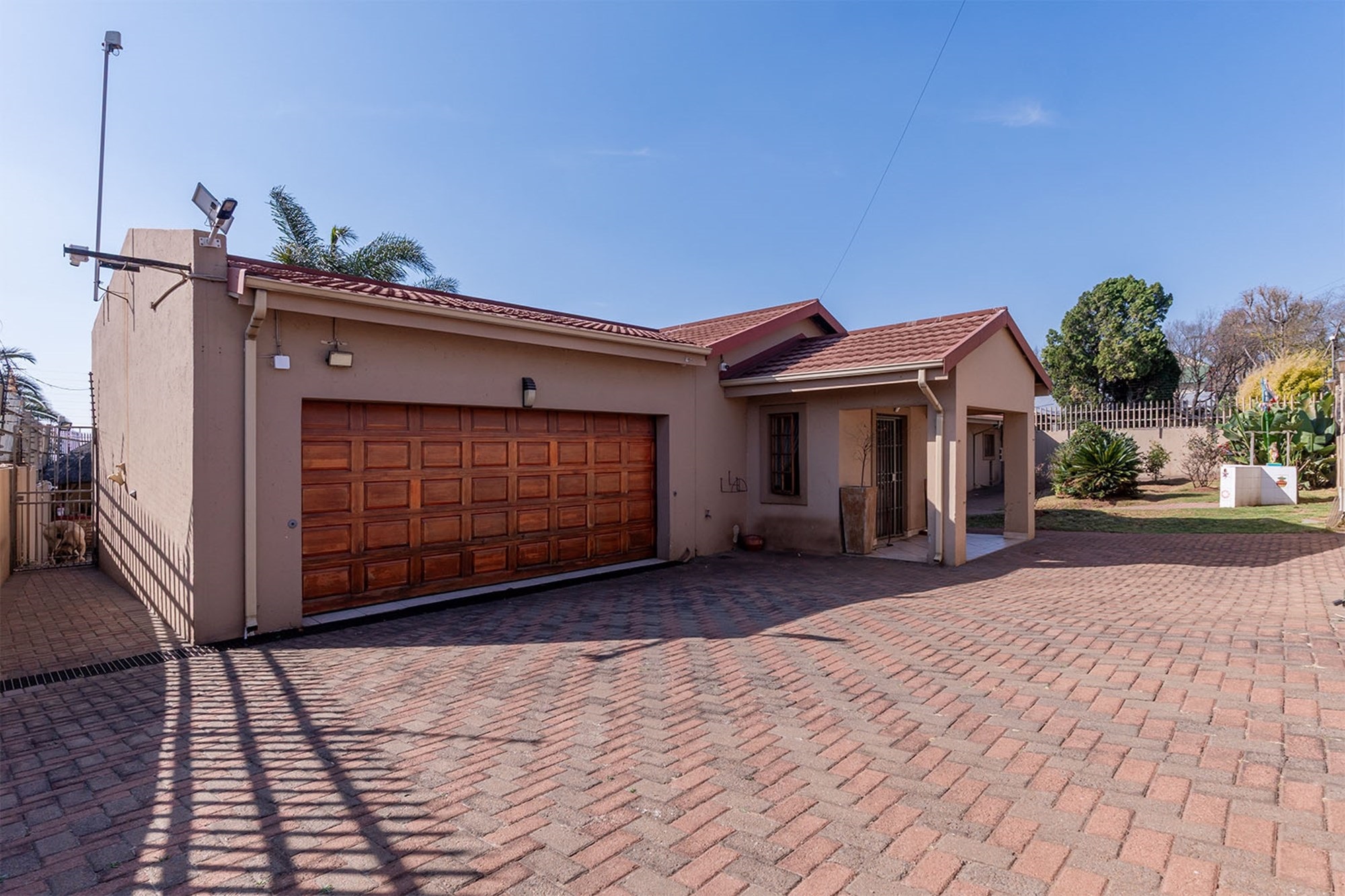 Stylish 4-Bedroom Family Haven with Luxury Entertainment and Modern Comforts