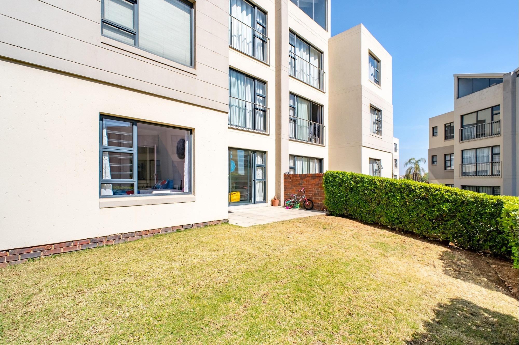 Spacious Ground Floor 2Bed Apartment with Garden and Flexible Office Space