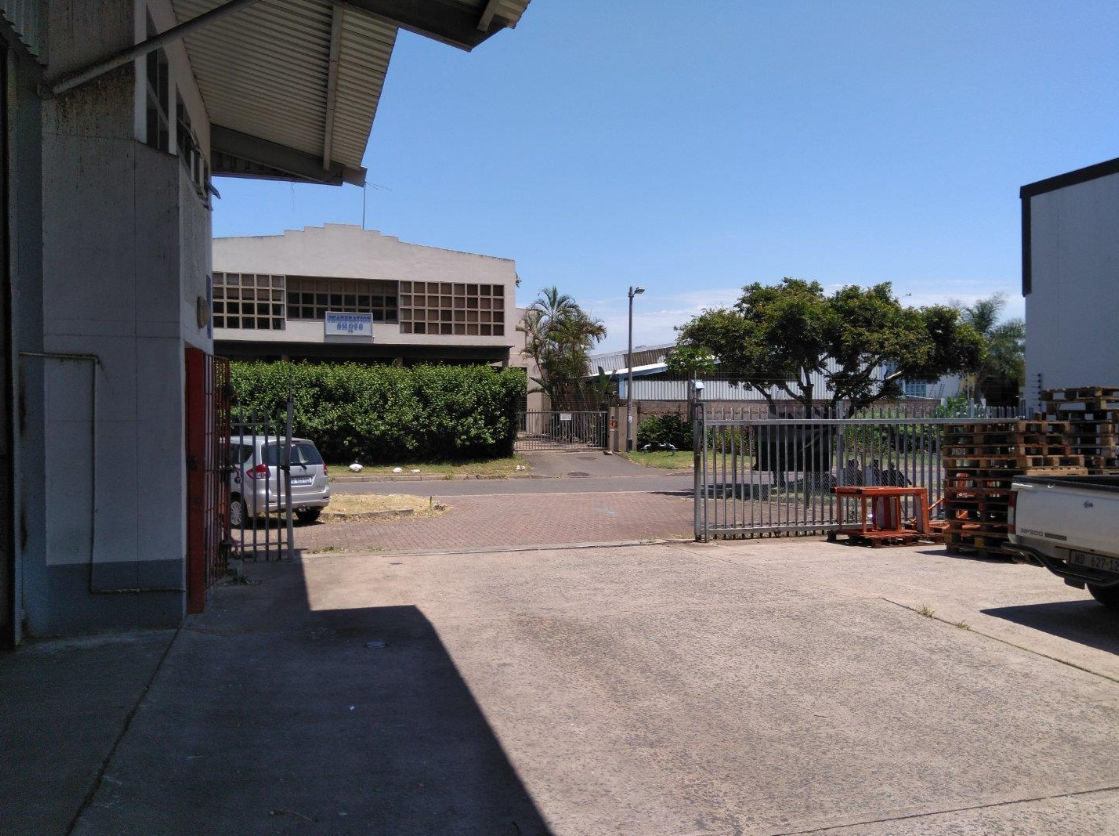Warehouse to let in Springfield Park.