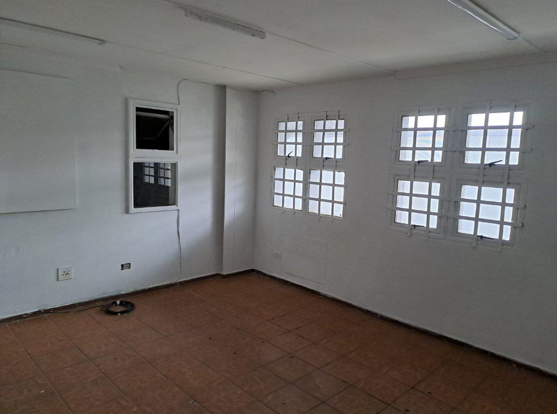 Warehouse to let in Springfield Park.