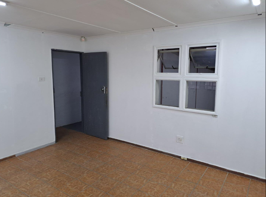 Warehouse to let in Springfield Park.