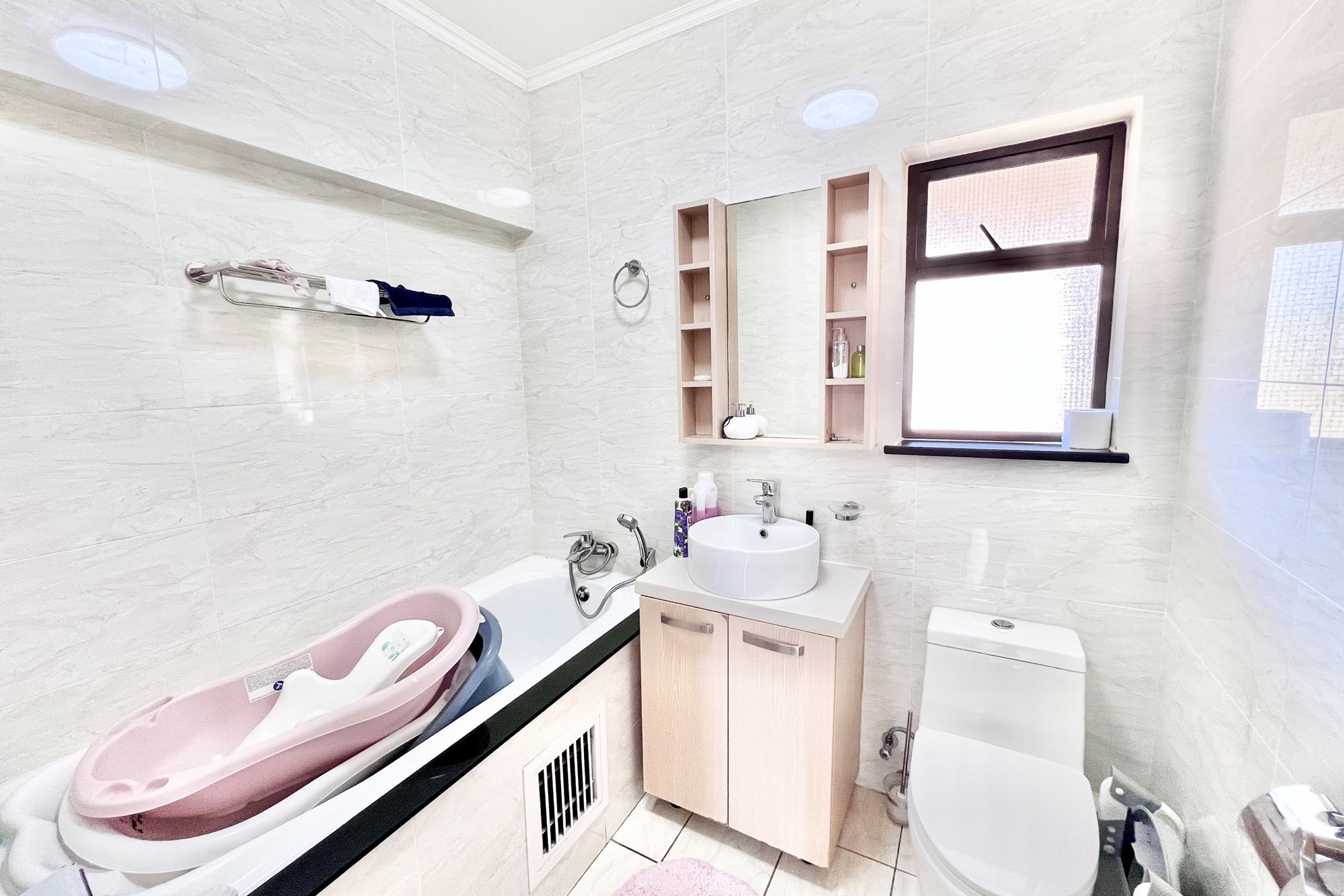 Modern Two-Bed, Two-Bath Apartment in Secure Complex