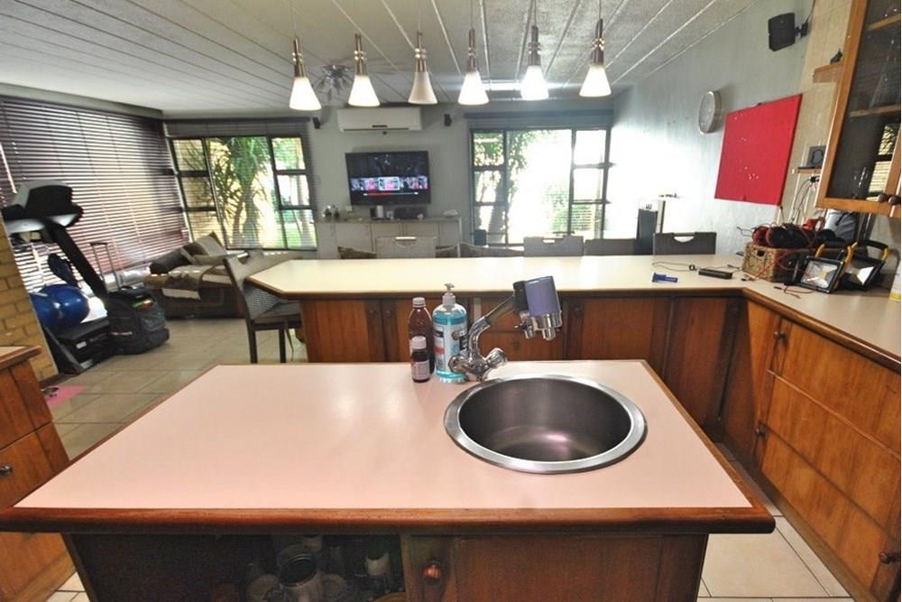 Stylish and modern house For Sale in Vanderbijlpark SW, Vanderbijlpark