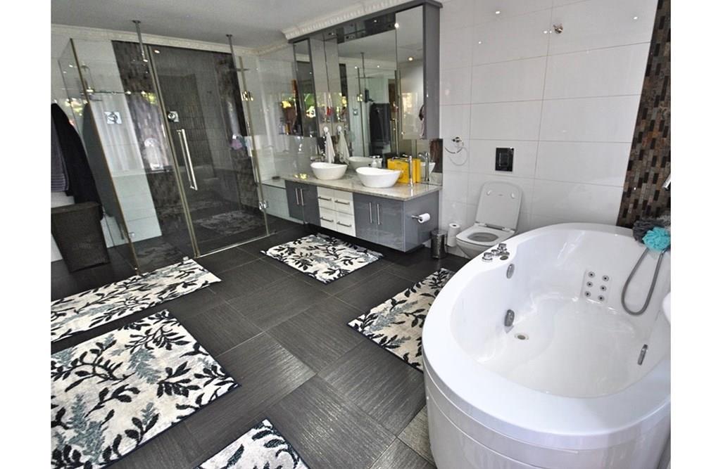 Stylish and modern house For Sale in Vanderbijlpark SW, Vanderbijlpark