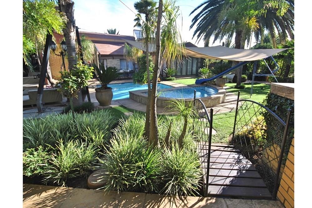Stylish and modern house For Sale in Vanderbijlpark SW, Vanderbijlpark