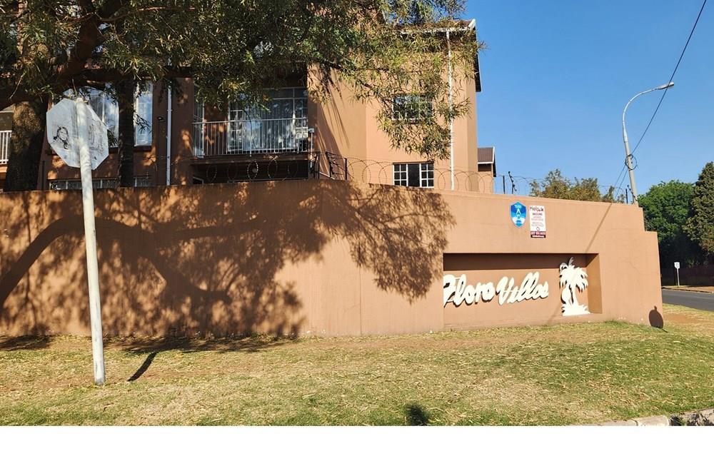 Townhouse For Sale in Florida, Roodepoort