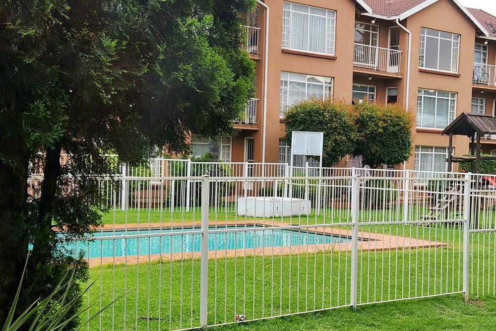 Townhouse For Sale in Florida, Roodepoort