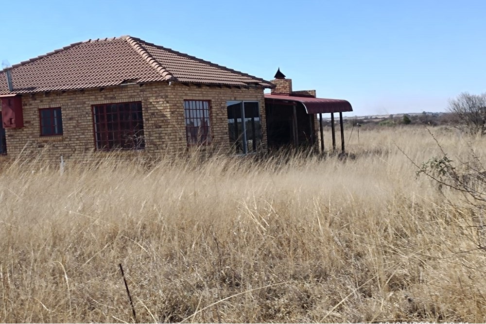 Land with 3 houses with river front For Sale in Rural Bothaville Free State