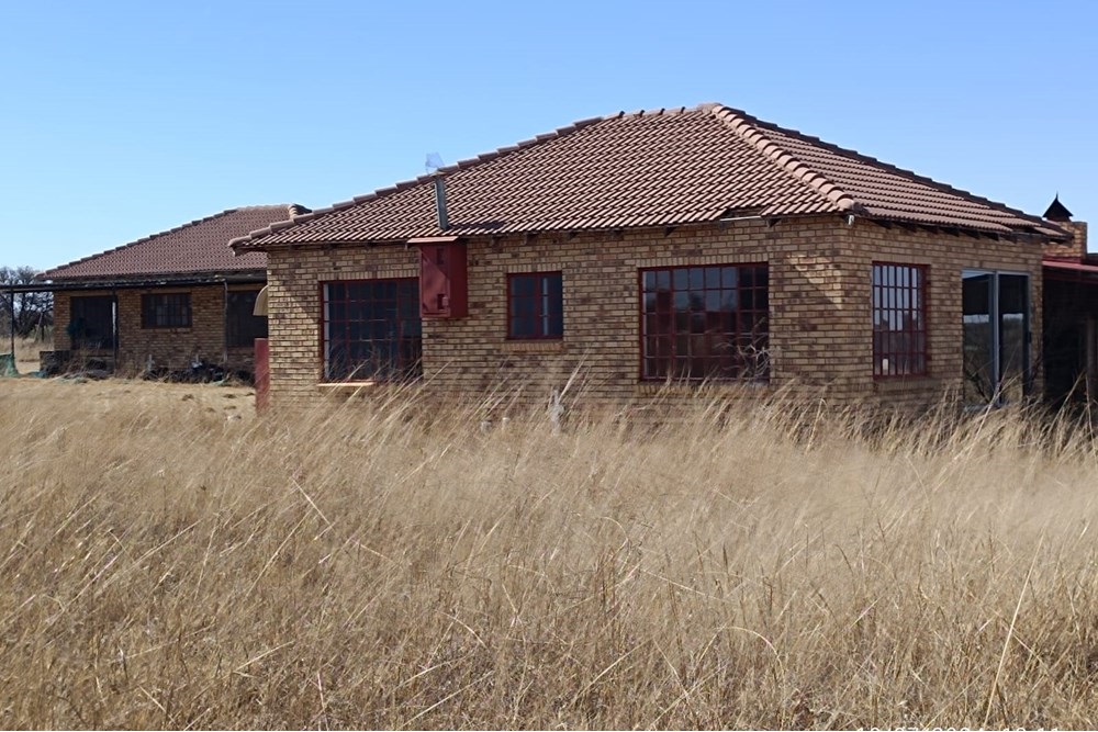 Land with 3 houses with river front For Sale in Rural Bothaville Free State