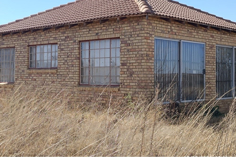 Land with 3 houses with river front For Sale in Rural Bothaville Free State