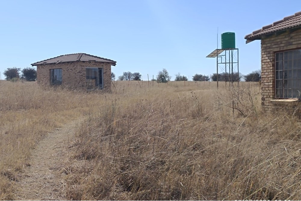 Land with 3 houses with river front For Sale in Rural Bothaville Free State