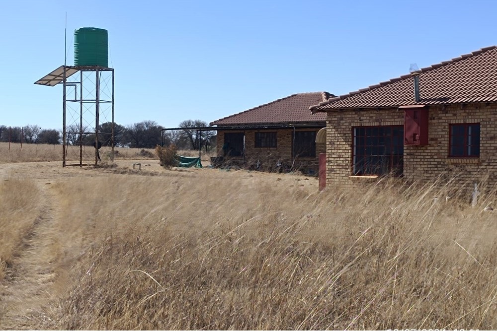 Land with 3 houses with river front For Sale in Rural Bothaville Free State