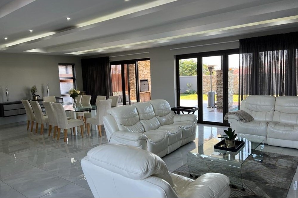 4 Beds 4 Baths Luxury House For Sale in Umhlanga, KwaZulu Natal
