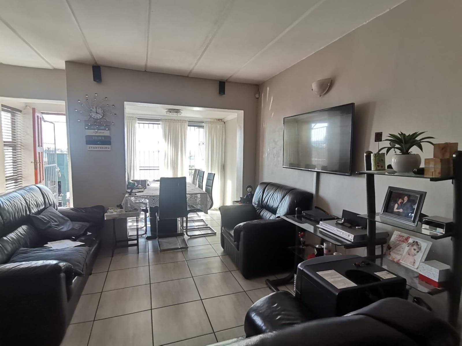 Duplex For Sale in Paarl East, Paarl